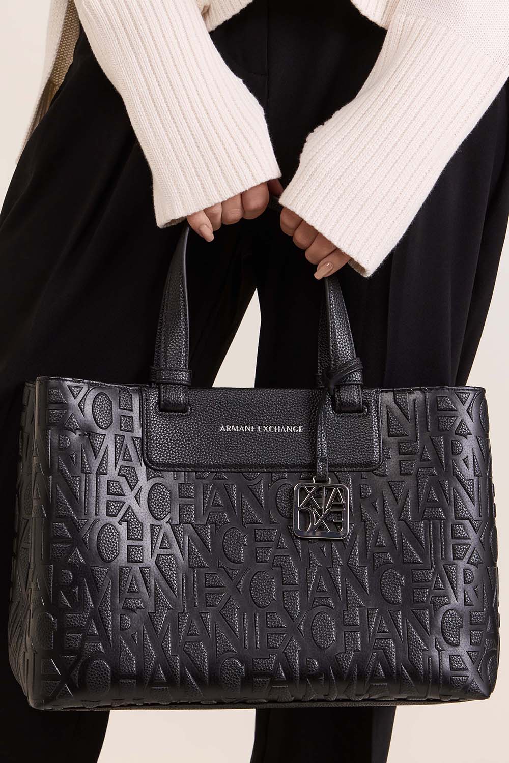 תמונת כל הלוק של תיק נשיאה